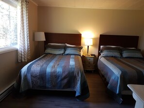 Habitación, 2 camas dobles | Escritorio y wifi gratis
