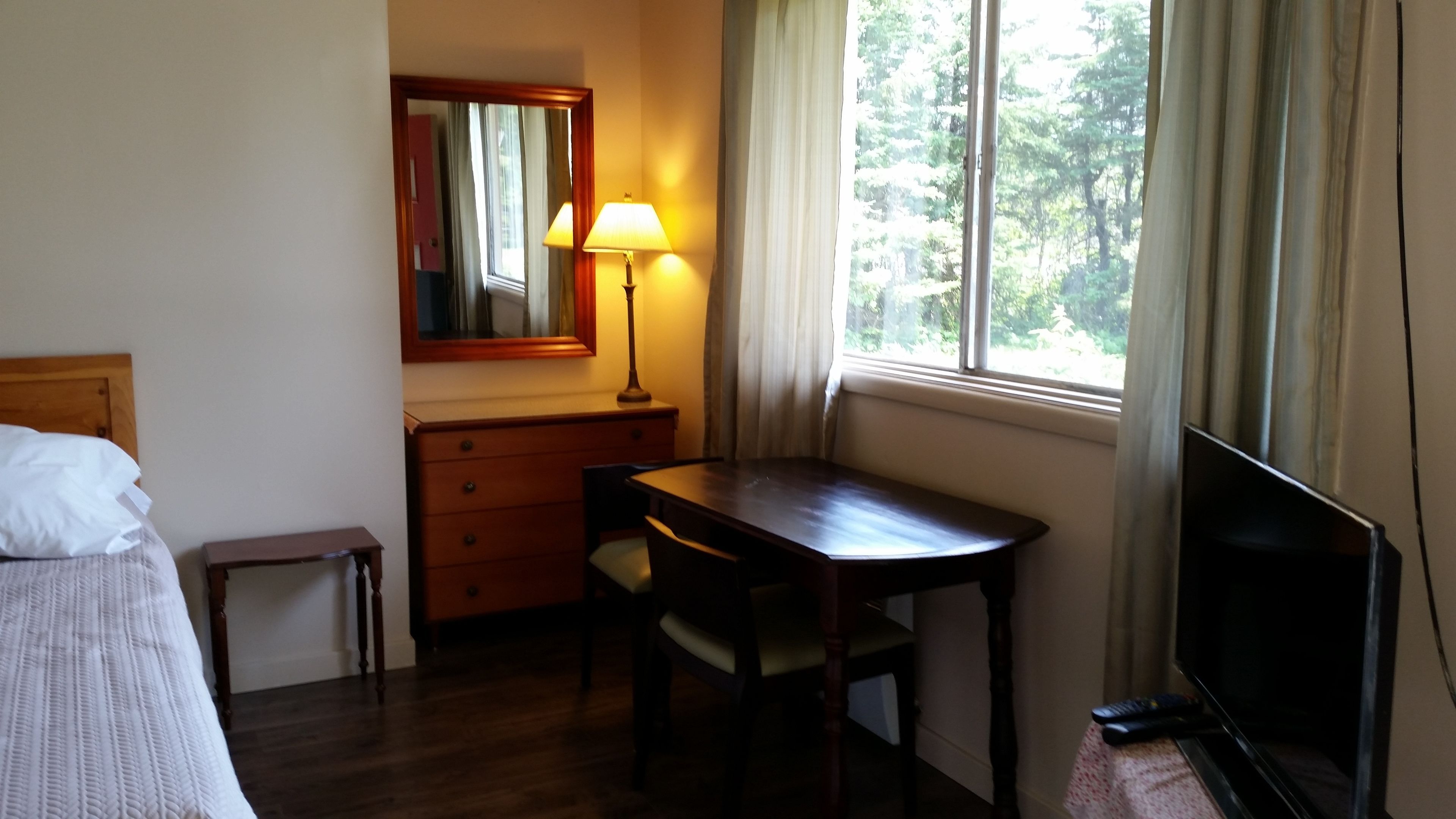 Room, 1 Queen Bed, Kitchenette | Desk, free WiFi