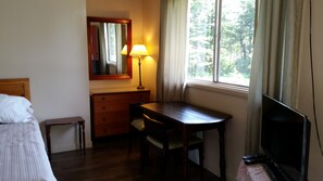 Room, 1 Queen Bed, Kitchenette | Desk, free WiFi - Pine cone Motel (Penobsquis)