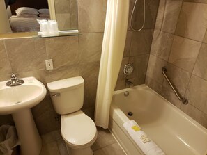 Chambre, 1 grand lit | Salle de bain | Articles de toilette (gratuits), serviettes fournies