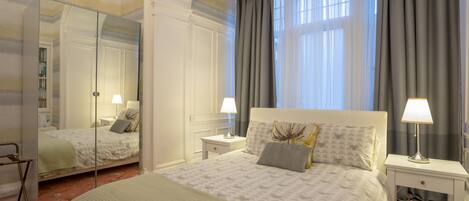 Habitación doble, baño privado, planta baja | Tabla de planchar con plancha, wifi gratis, ropa de cama