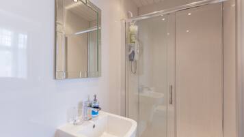 Double Room, Ensuite, Ground Floor | Bathroom | Free toiletries, towels