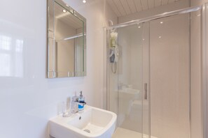 Habitació doble, amb bany privat, planta baixa | Bany | Articles de tocador gratuïts i tovalloles 