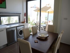 In-room dining - Linda Braker Esprit Villas (Neo Chorio)