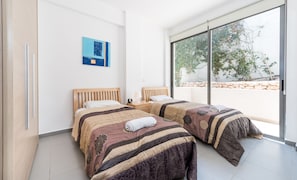 3 chambres, coffre-fort, fer et planche à repasser