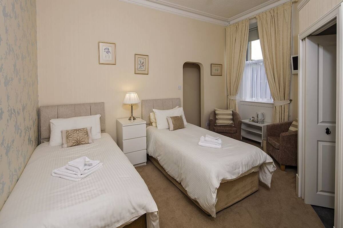 Chambre avec lits jumeaux, salle de bains attenante