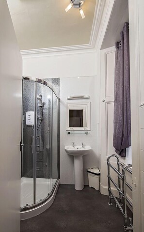 Chambre Familiale, salle de bains attenante | Salle de bain