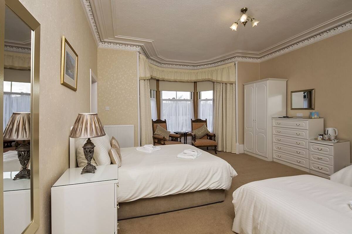 Chambre Familiale, salle de bains attenante