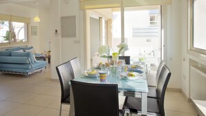 In-room dining - Protaras Villas Michelle (Paralimni)