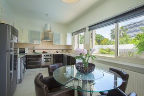 Villa, 3 Schlafzimmer (Michelle 7) | Essbereich im Zimmer