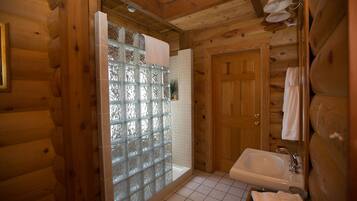 Lodge King | Bathroom | Free toiletries, hair dryer, towels