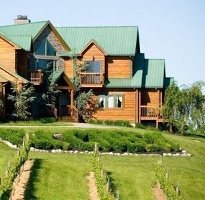 Premium bedding, down duvets, individually furnished, iron/ironing board - Elk Creek Lodging (Owenton)