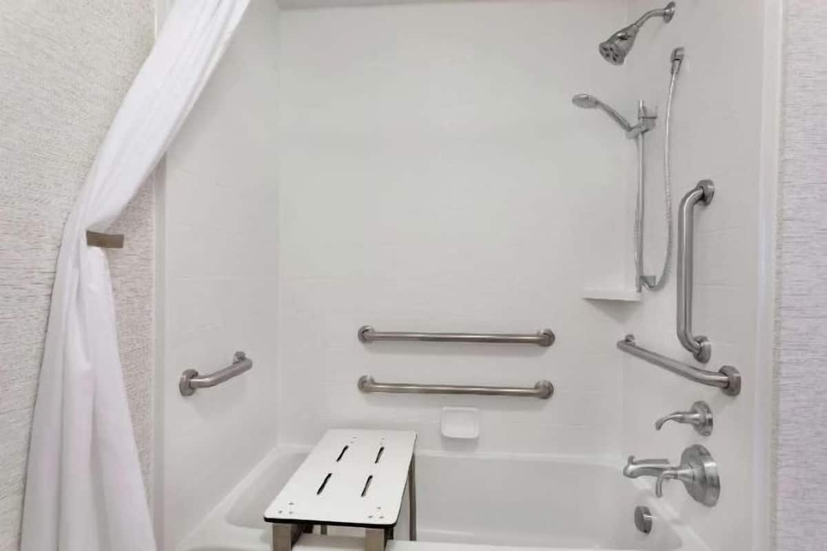 Bathroom | Combined shower/bathtub, free toiletries, towels