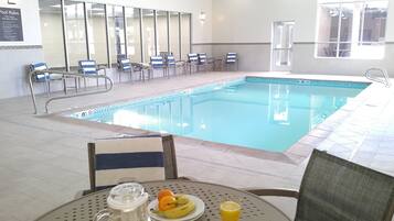 Una piscina cubierta
