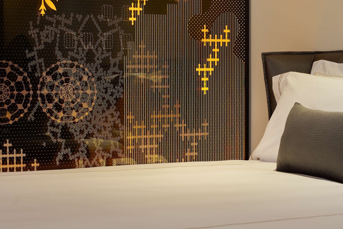 Bộ đồ giường cao cấp, minibar, két bảo mật tại phòng, bàn 