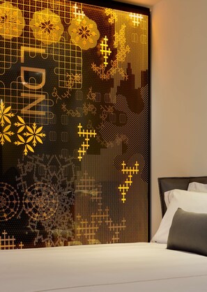 เครื่องนอนระดับพรีเมียม, มินิบาร์, ตู้นิรภัยในห้องพัก, โต๊ะทำงาน