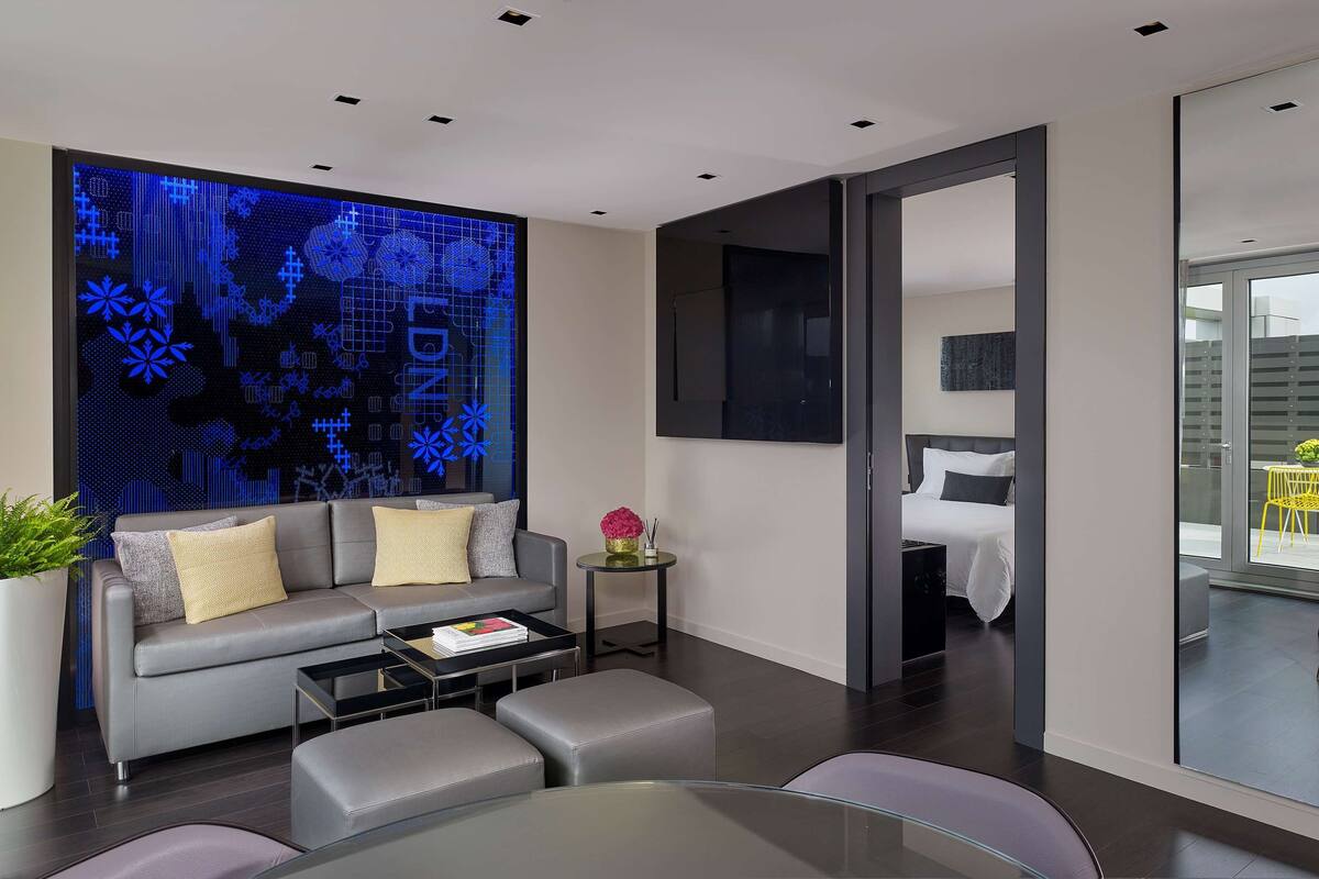 Phòng Suite, 1 giường cỡ king (1 Bedroom) | Bộ đồ giường cao cấp, minibar, két bảo mật tại phòng, bàn 