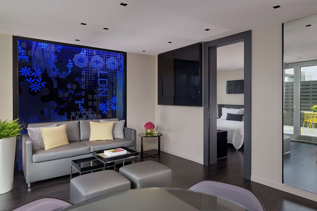 Suite, 1 King Bed (1 Bedroom) | Premium bedding, minibar, in-room safe, desk