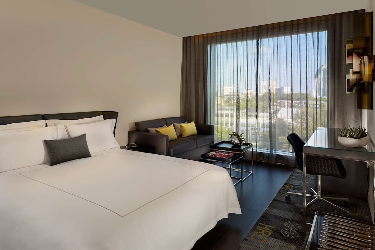 Bộ đồ giường cao cấp, minibar, két bảo mật tại phòng, bàn 