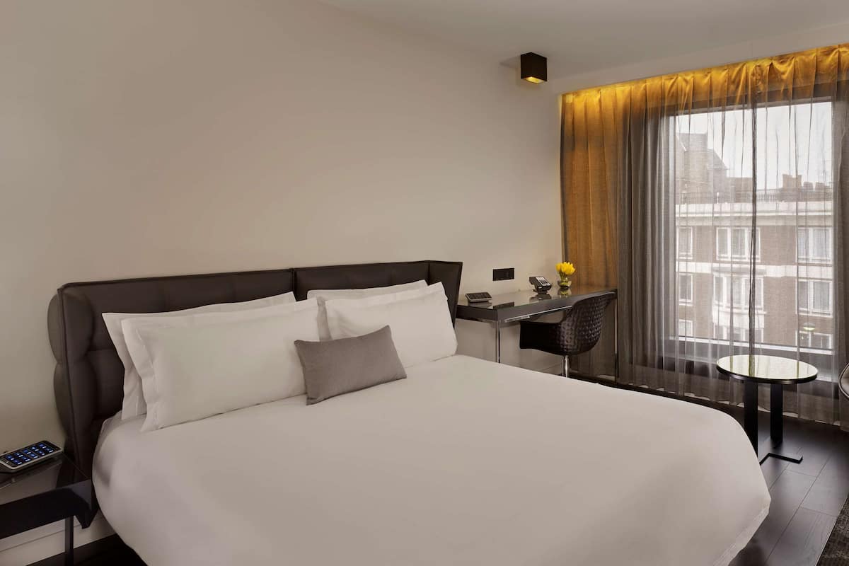 Bộ đồ giường cao cấp, minibar, két bảo mật tại phòng, bàn 
