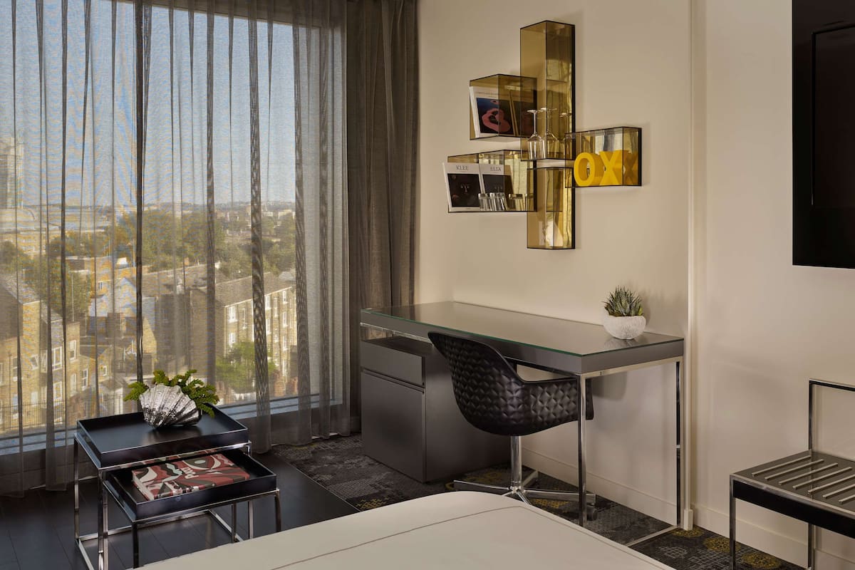 Bộ đồ giường cao cấp, minibar, két bảo mật tại phòng, bàn 
