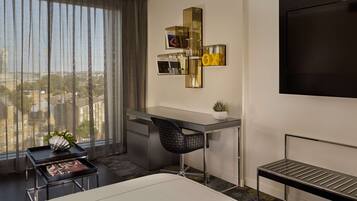 Luxe beddengoed, een minibar, een kluis op de kamer, een bureau