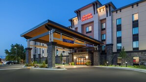 Entrada de un hotel con un cartel que indica 'Hampton Inn & Suites' y 'Clearance 14'-0'.