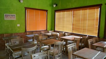 ๋งค์ผ ๋ทํ ๋ฌด๋ฃ ์์นจ ์์ฌ ํฌํจ