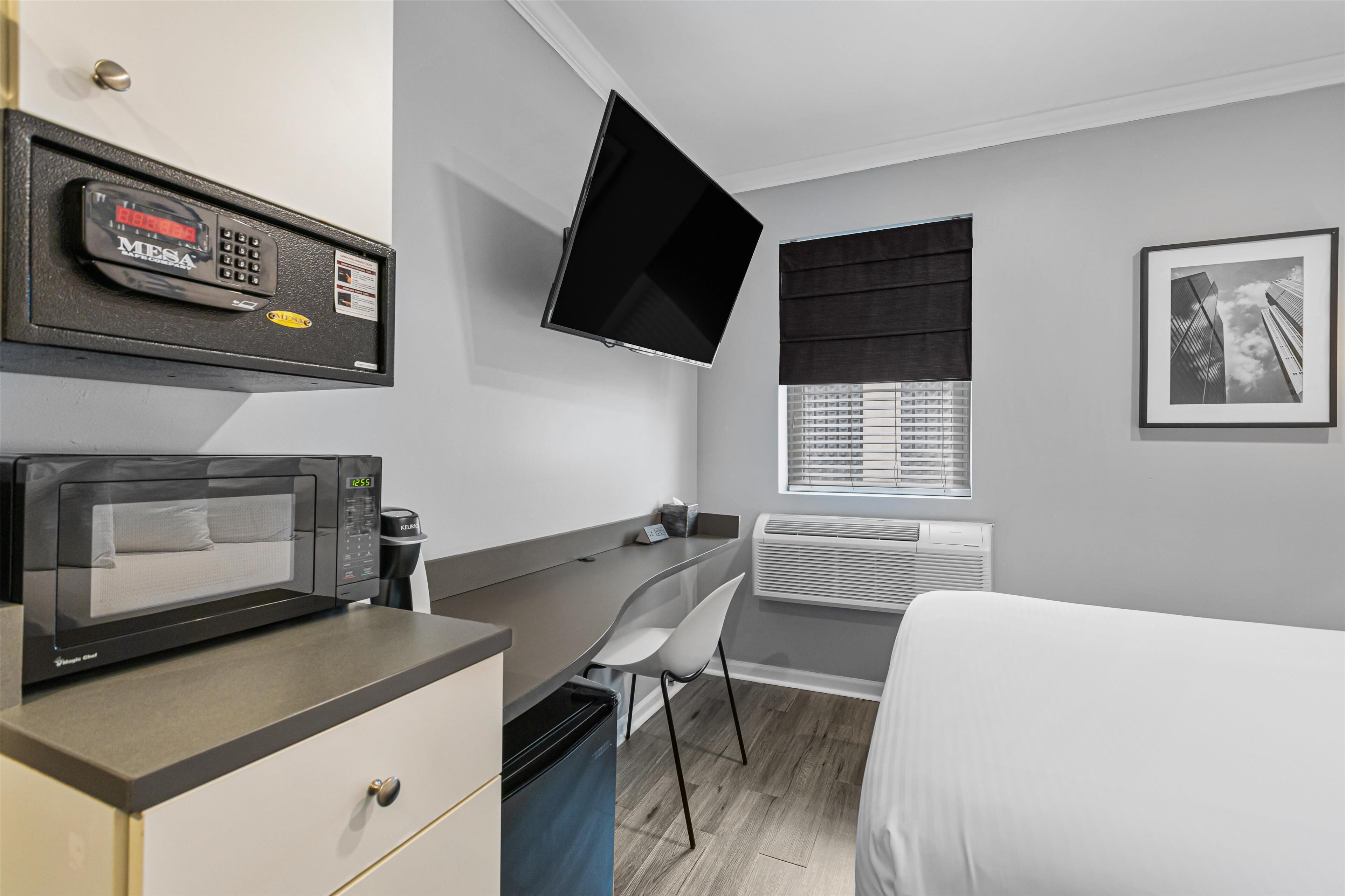 standard room, 1 queen bed, non smoking, refrigerator & microwave | premium bedding, down duvets, in-room safe, desk