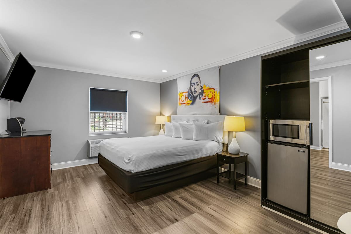 Quarto standard, 1 cama King, acessível, para não fumantes | Roupas de cama premium, edredons de pluma, cofres nos quartos