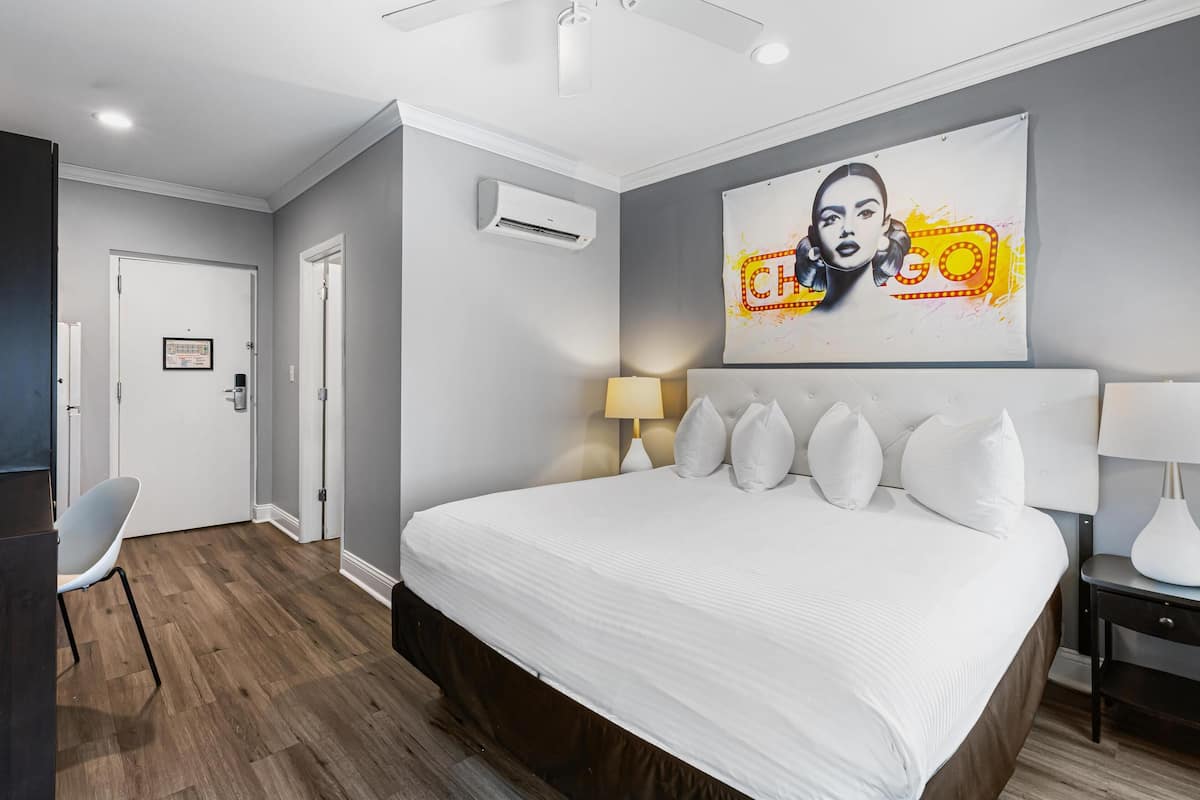 Standard Room, 1 King Bed, Non Smoking, Refrigerator & Microwave | Premium bedding, down duvets, in-room safe, desk
