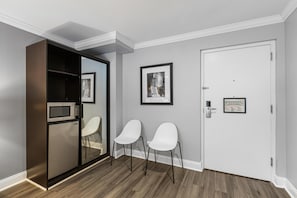 Standard Room, 1 King Bed, Accessible, Non Smoking | Premium bedding, down duvets, in-room safe, desk