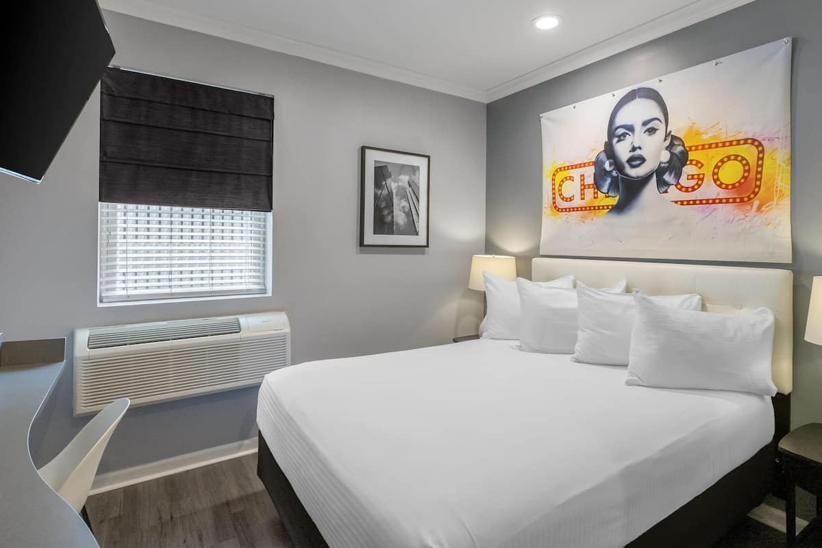 Quarto standard, 1 cama Queen, para não fumantes, geladeira e micro-ondas | Roupas de cama premium, edredons de pluma, cofres nos quartos