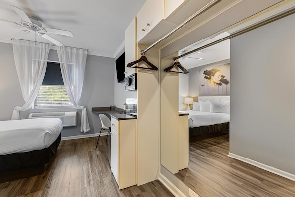 Standard Room, 1 Double Bed, Non Smoking, Refrigerator & Microwave | Premium bedding, down comforters, in-room safe, desk - Hotel Chicago West Loop, SureStay Collection by Best Western (Chicago)