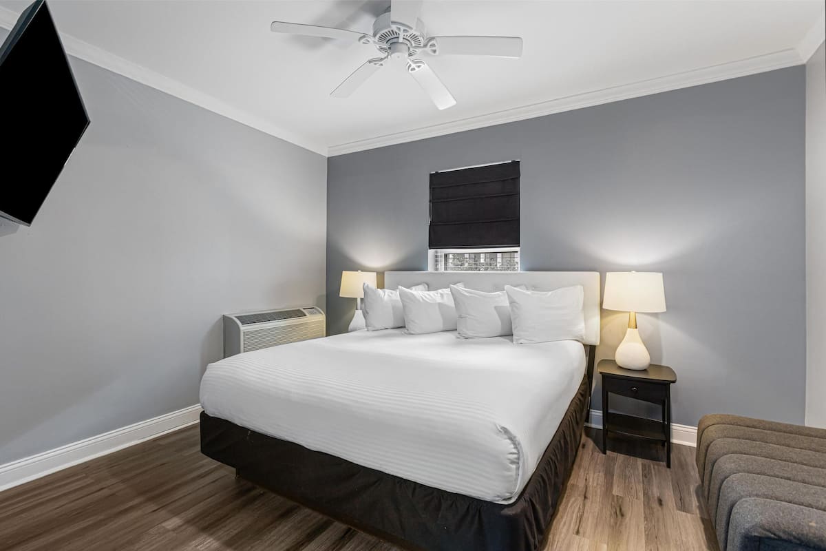 Habitación estándar, 1 cama King size, para no fumadores, refrigerador y microondas | Ropa de cama de alta calidad y edredón