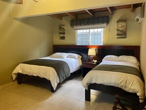 Cortinas blackout, wifi gratis y ropa de cama 