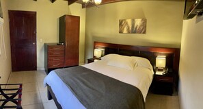 Cortinas blackout, wifi gratis y ropa de cama 