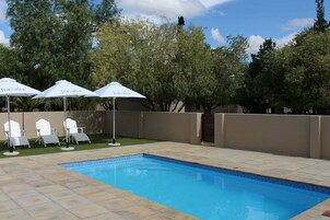 室外游泳池，日光浴躺椅