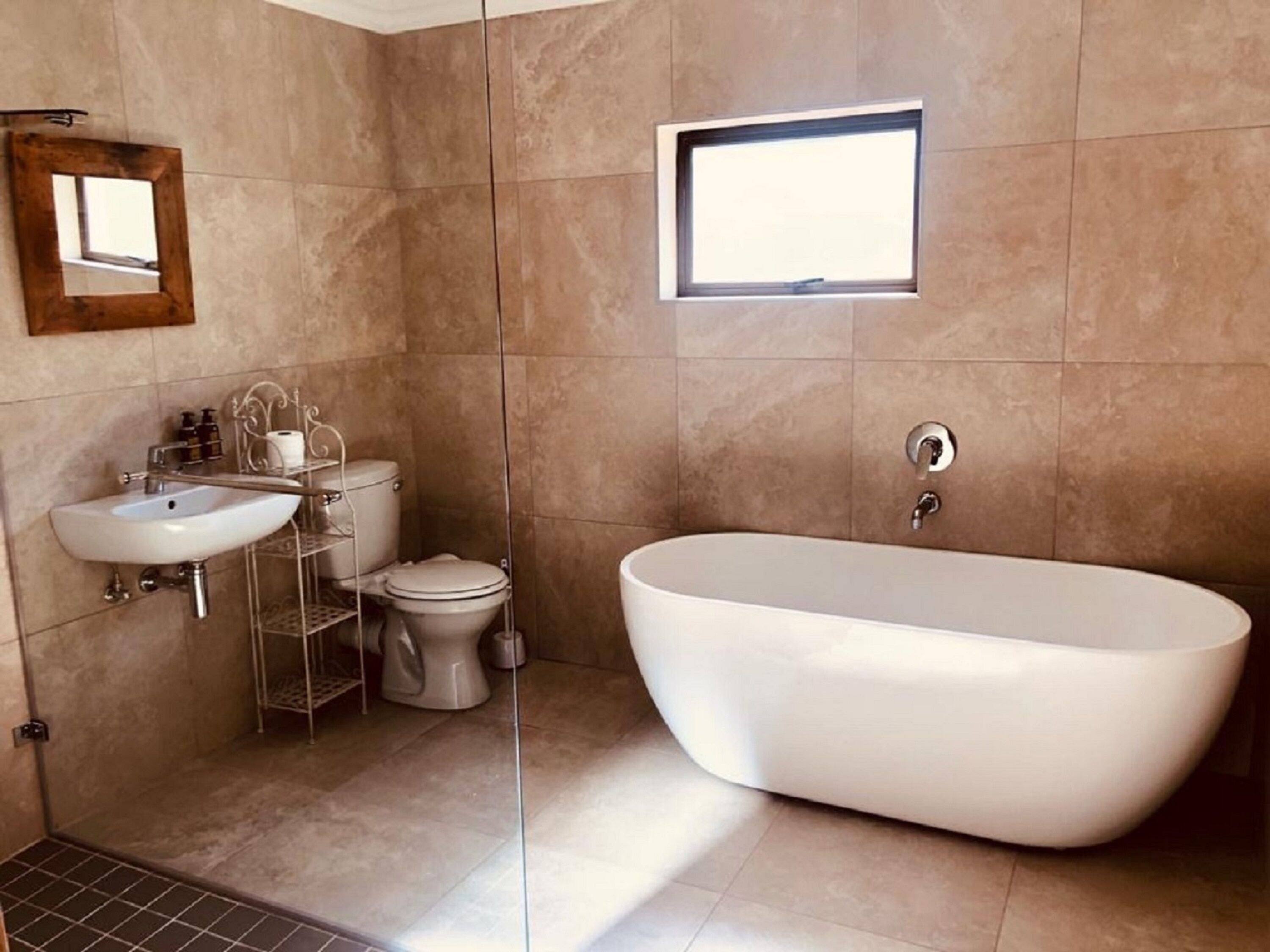 LUXURY ROOM 09  | Badkamer | Een douche, gratis toiletartikelen, handdoeken