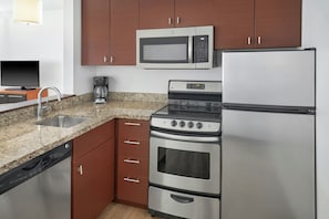 Full-size fridge, microwave, oven, stovetop
