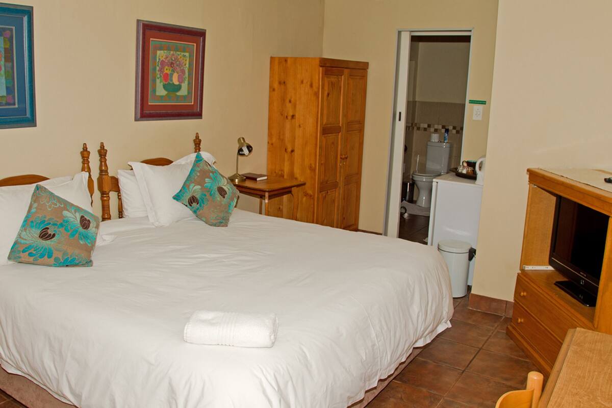 First Floor King/Twin | Desk, iron/ironing board, free WiFi