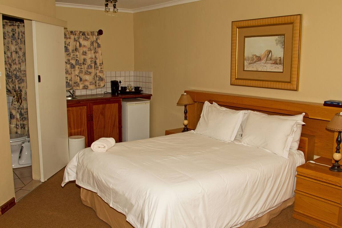 First Floor Queen Room | Desk, iron/ironing board, free WiFi