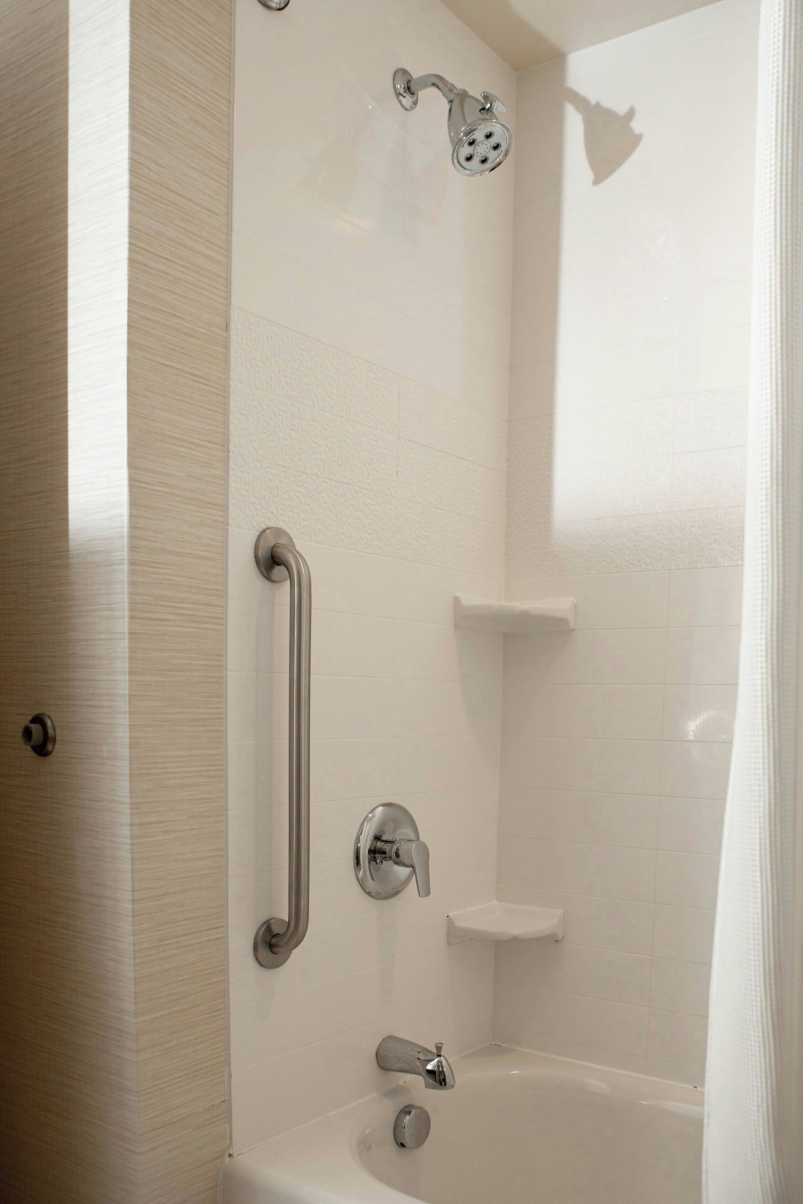 Shower, hydromassage showerhead, free toiletries, hair dryer