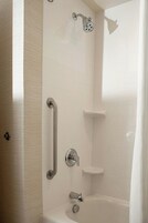 淋浴设施、旋水按摩花洒、免费洗浴用品、吹风机