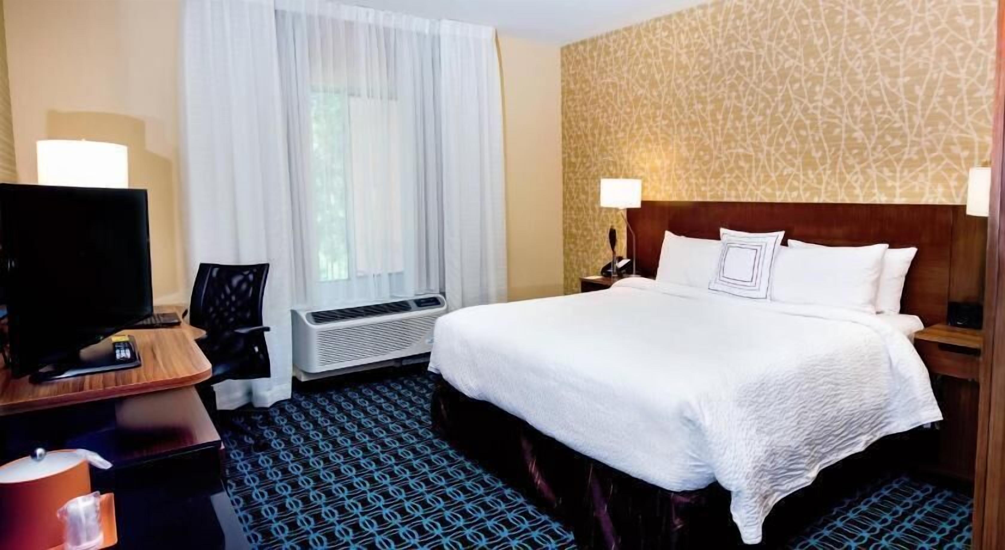 Ropa de cama de alta calidad y caja de seguridad en la habitación 