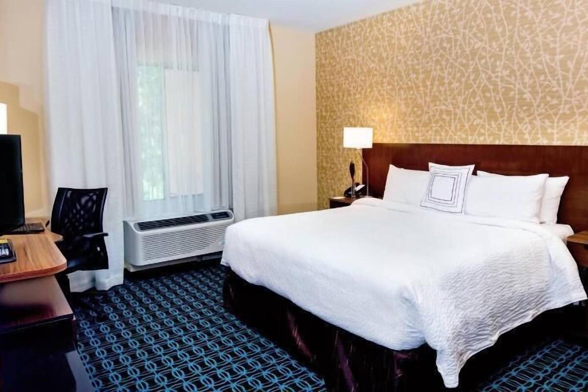 Premium bedding, in-room safe, desk, laptop workspace