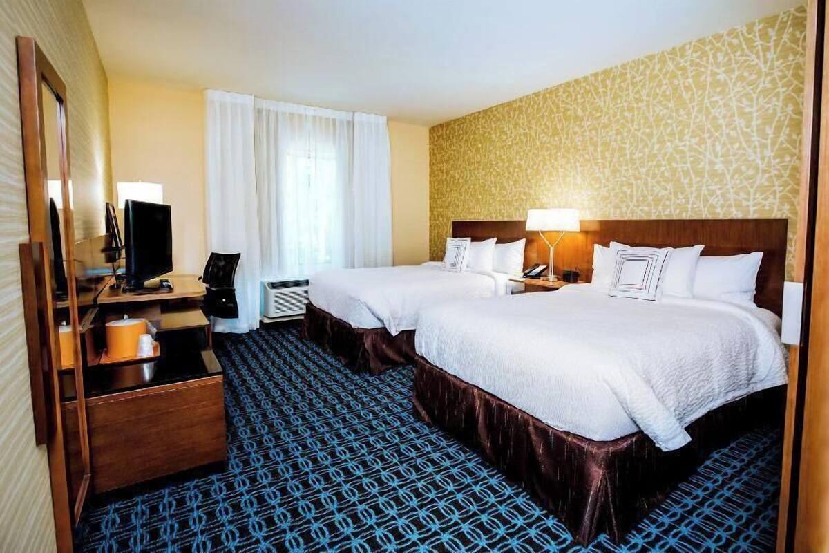 Premium bedding, in-room safe, desk, laptop workspace