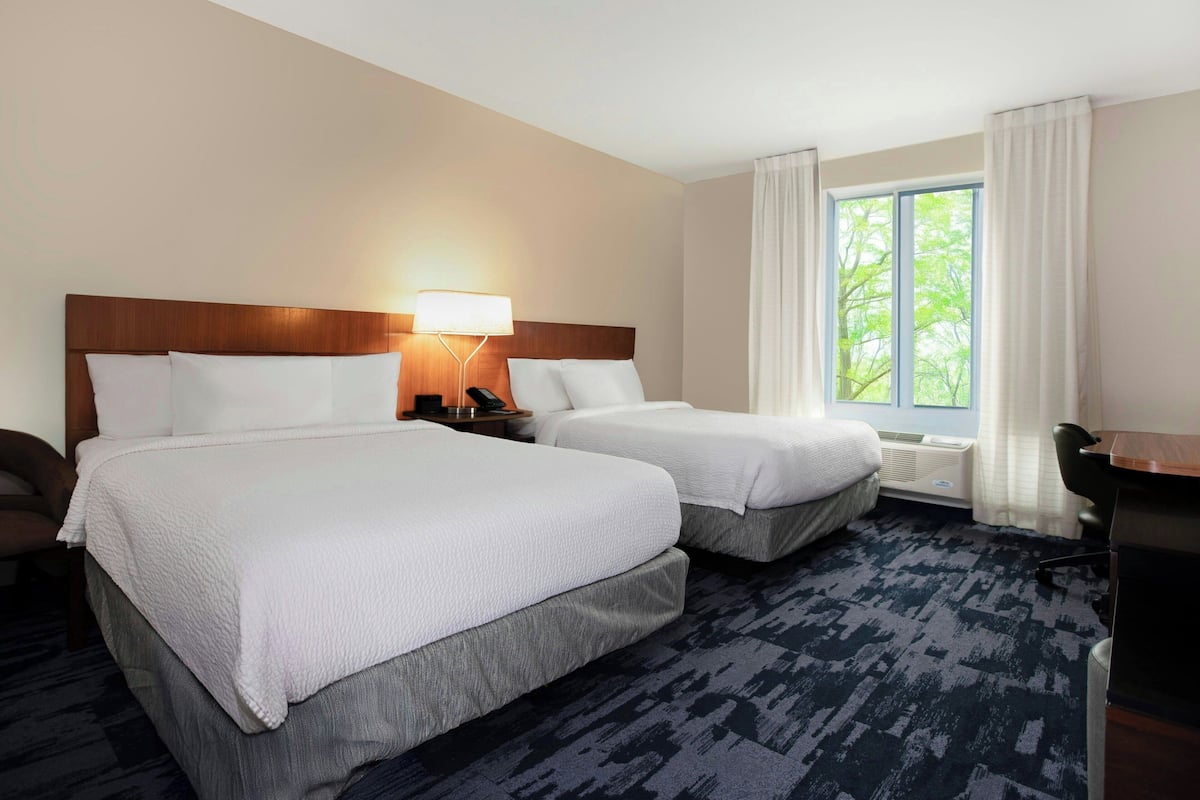 Premium bedding, in-room safe, desk, laptop workspace