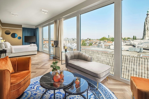 Minibar, in-room safe, individually decorated, individually furnished