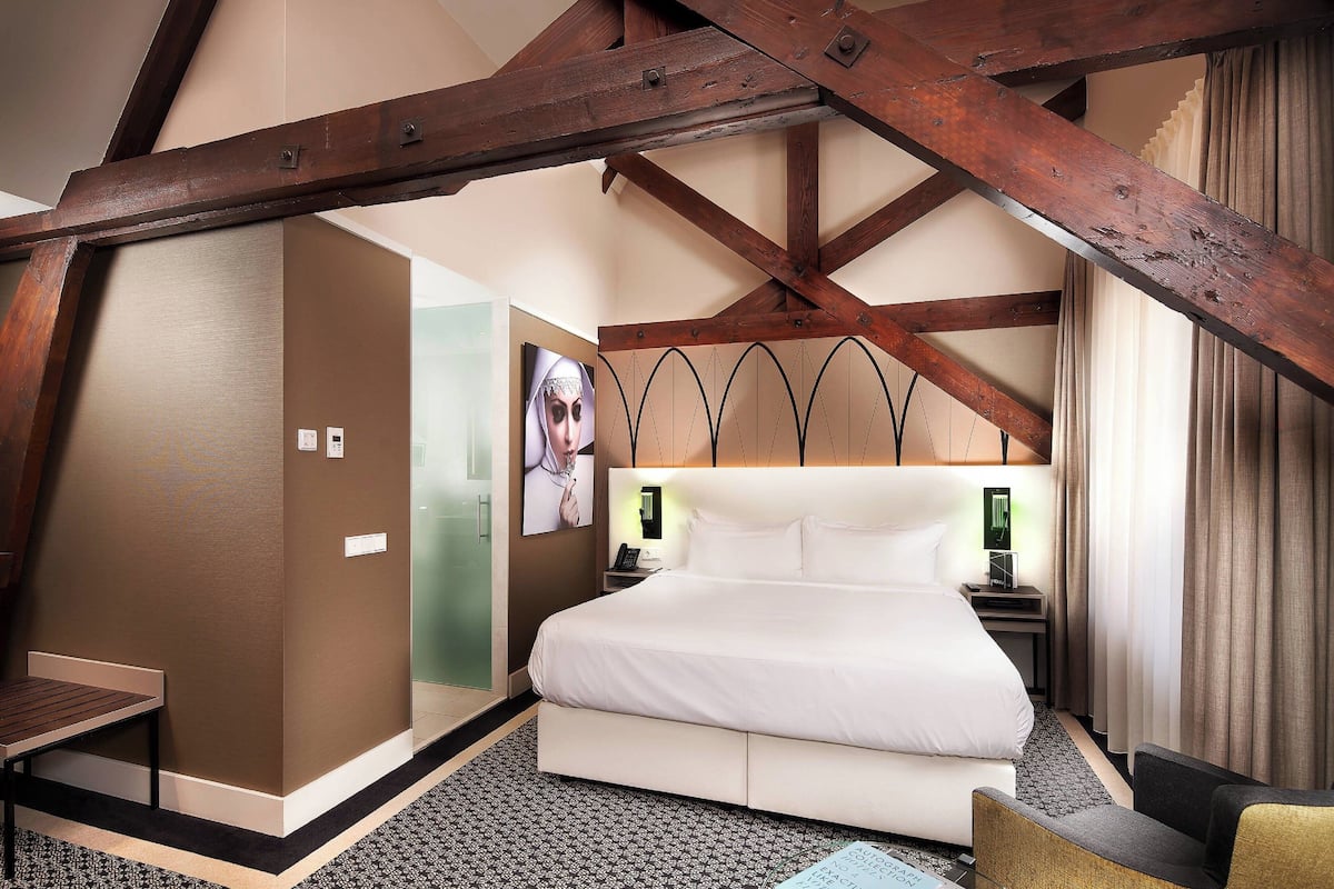 Superior Room, 1 King Bed | Minibar, in-room safe, individually decorated, individually furnished